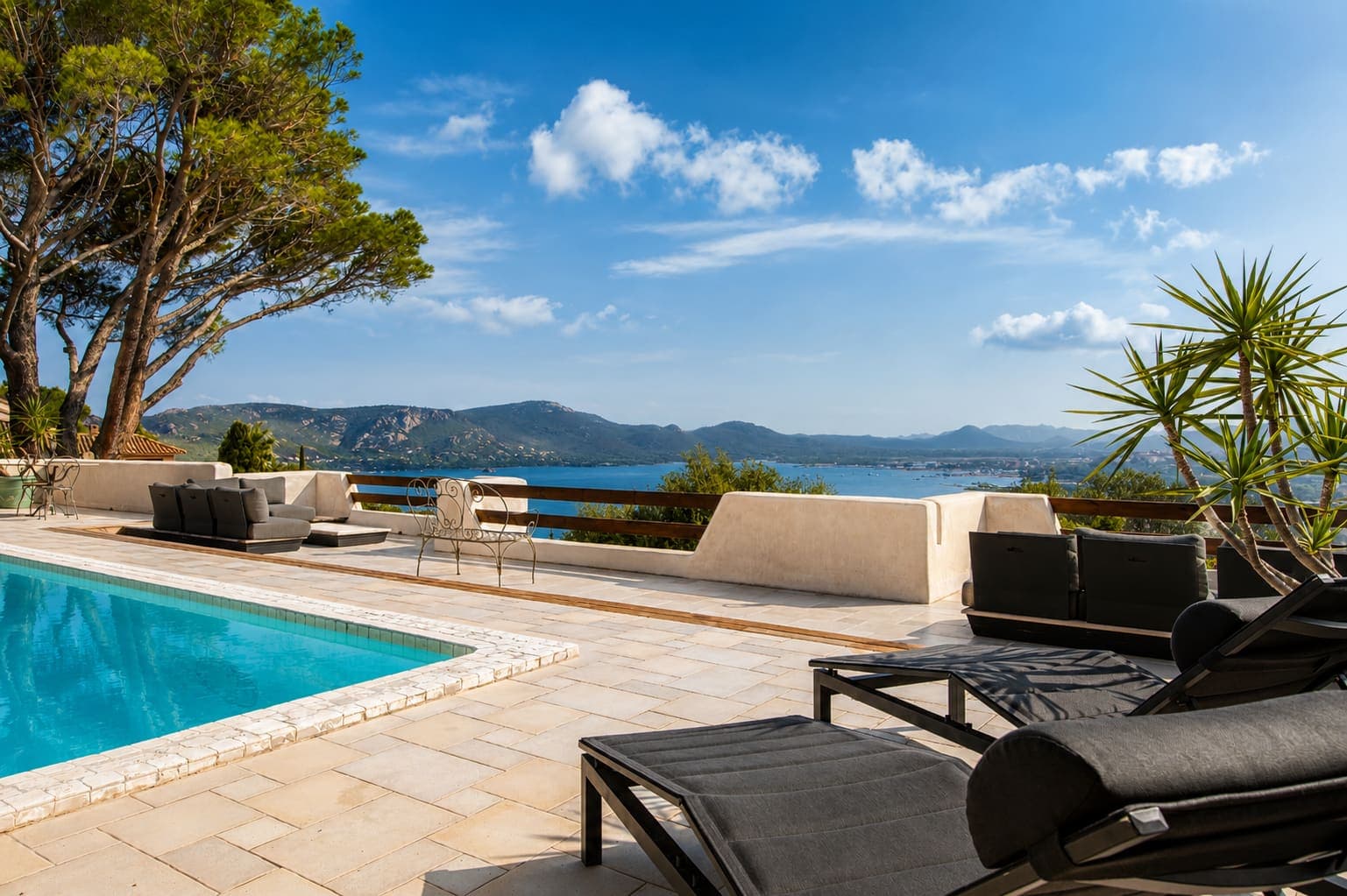 Terrasse panoramique du Domaine Diva : la piscine, le ciel et le golfe de Porto-Vecchio se rejoignent