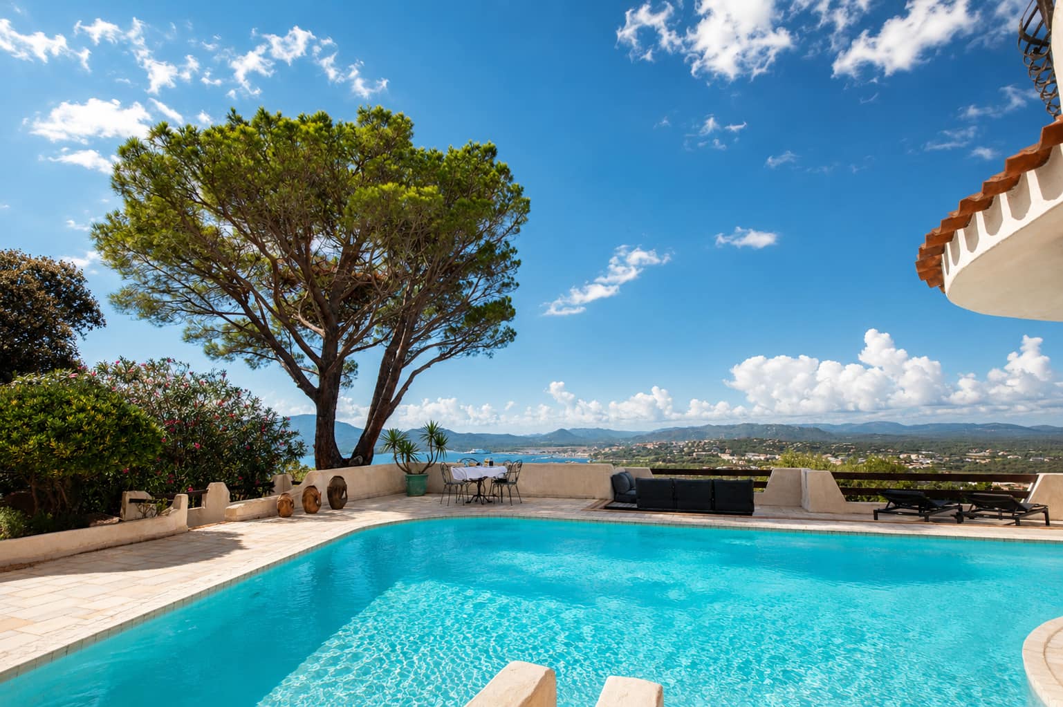 La piscine du Domaine Diva nichée sous les pins