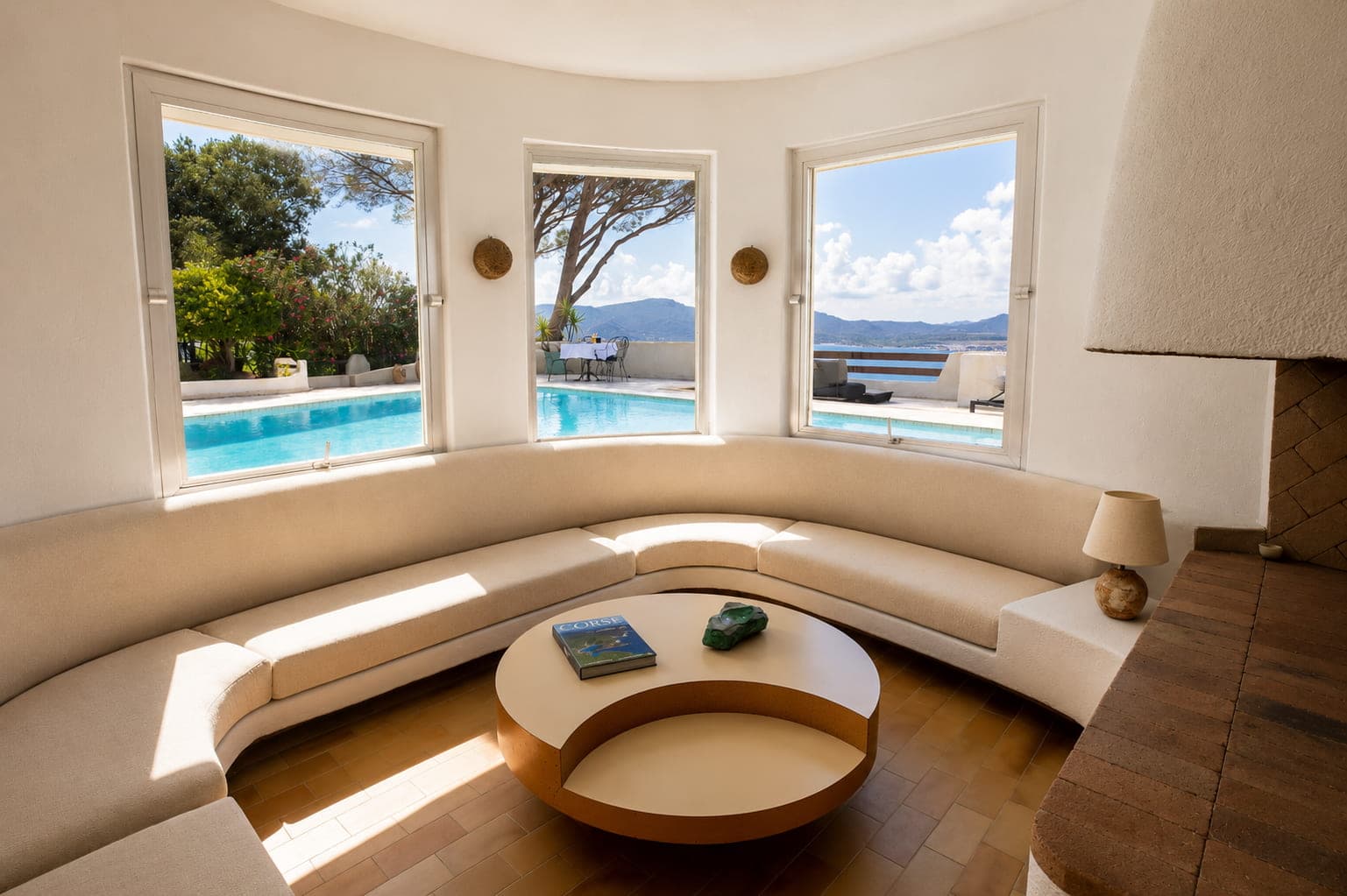 Salon ouvert sur la piscine et la mer au Domaine Diva
